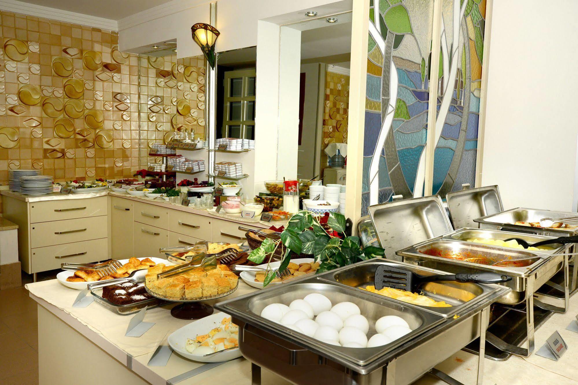 Anzac Hotel 3*